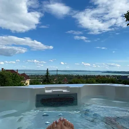 Lakeview Apartment *